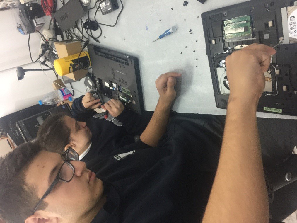 ASGSchool's tweet image. تدرب طلبة IBCP في شركة التصميم الحديث لأنظمة الكمبيوتر "MISD"، وقد انصب التدريب على أنشطة عملية كتركيب مكونات الأجهزة والبرمجيات.