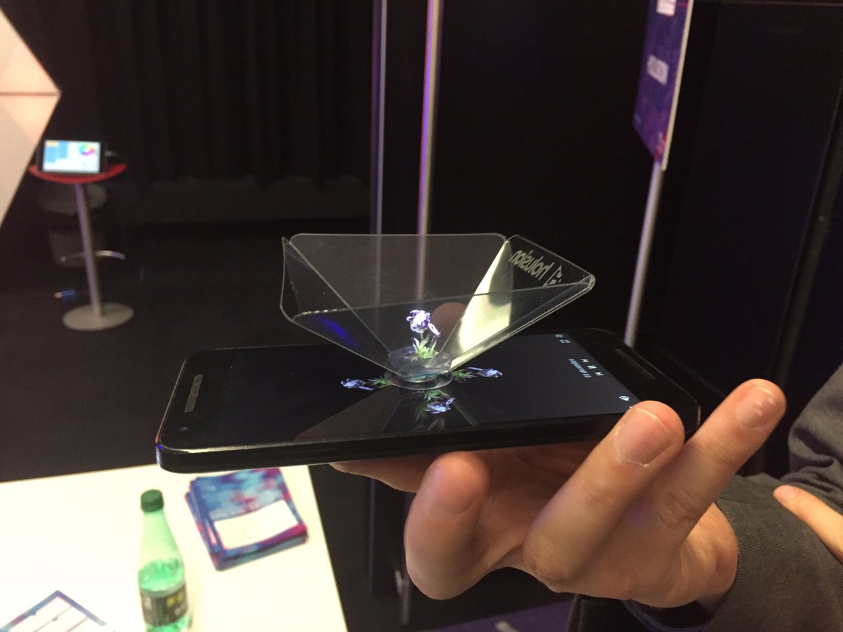 TechItEasyHavas's tweet photo. Quoi de mieux pour commencer sa journée que les solutions holographiques d'Holusion au foyer de l'auditorium #HavasTechItEasy https://t.co/frwDrrwNOL