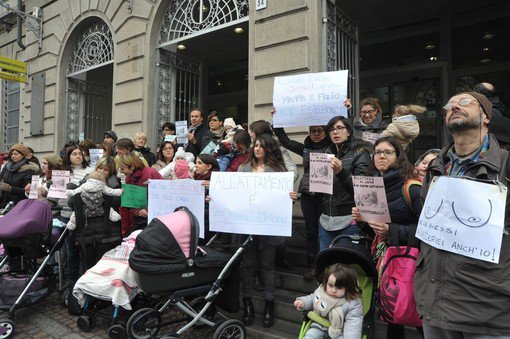 VSAltoPiemonte's tweet photo. Il #flashmob alle #Poste di #Biella è un caso nazionale. Sul numero di #febbraio un articolo sui benefici dell'#allattamento al #seno! https://t.co/gwOJBFoRos