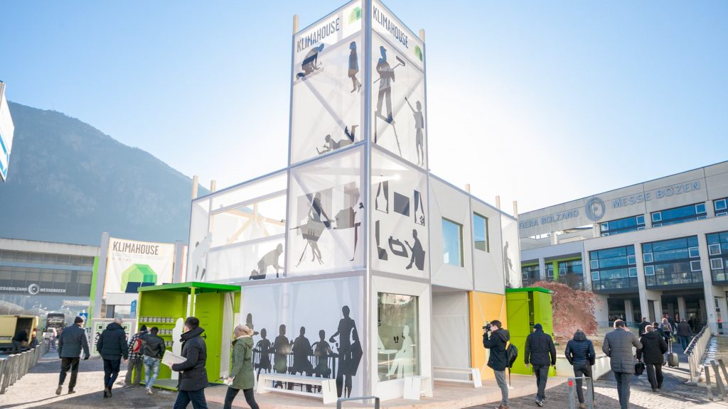 GruppoEsrl's tweet photo. #Klimahouse 2017, l'innovazione dell'economia edilizia passa attraverso l'edilizia sostenibile . https://t.co/NtVVH87EKt https://t.co/4kGJjEnoMe