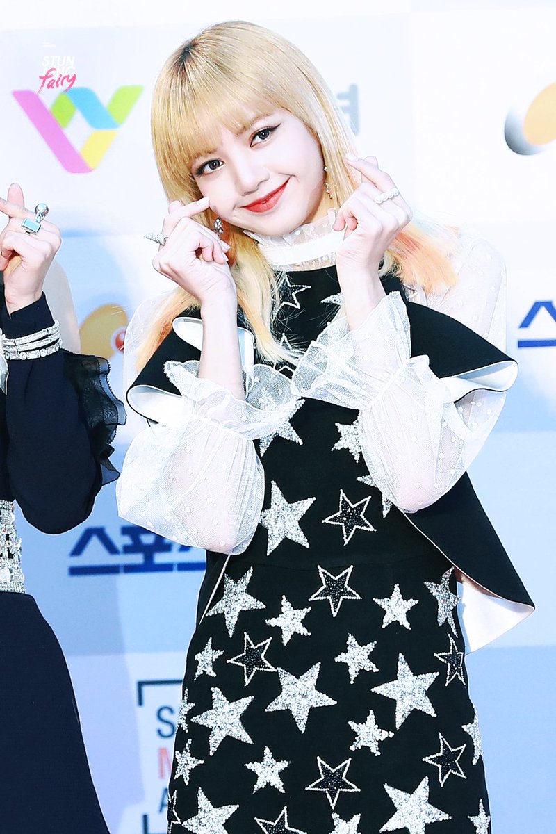 19970327kr's tweet photo. 170119 서가대 레드카펫 #블랙핑크 #BLACKPINK #리사 #LISA https://t.co/R0Z9NJcSEE