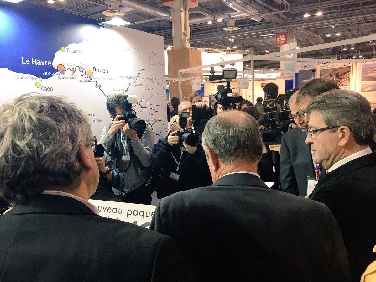 JLMelenchon's tweet photo. Visite du stand Haropa, premier ensemble portuaire français. #SalonEuromaritime #Mer #EconomieMer #AvenirEnCommun https://t.co/ZClWakDqHU