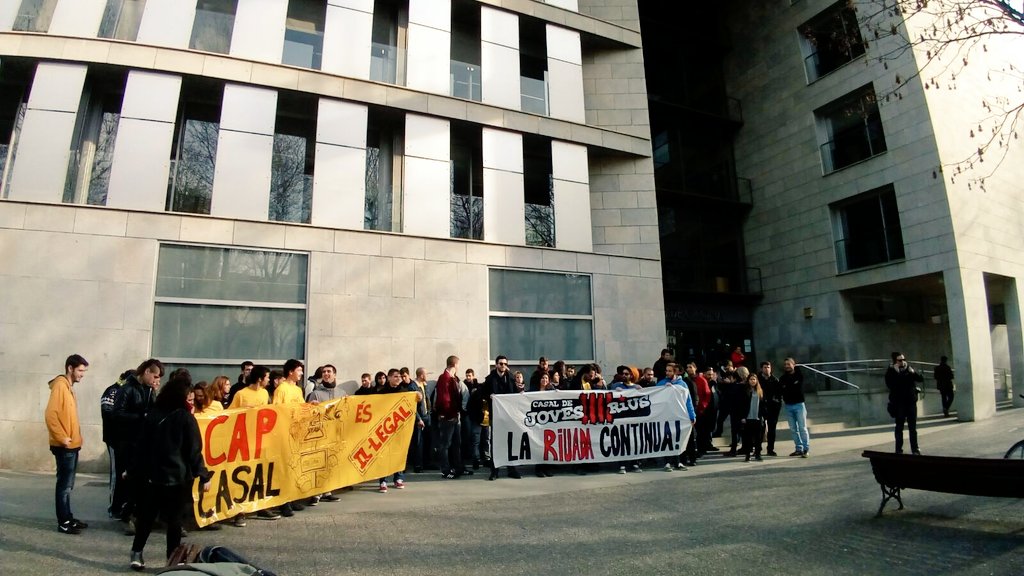 Concentració #aramateix davant els jutjats de #Girona. Cap casal és il•legal, la riuada continua! <a href="/Casal4Rius/">Casal de Joves 4Rius</a>