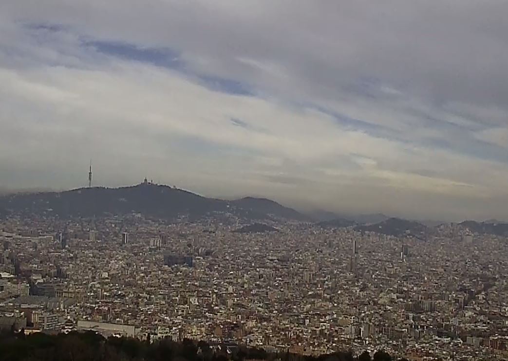 btveltemps's tweet photo. Els núvols prims deixen el cel totalment entelat. Gris, tapat, però sense fred. Ja ens acostem als 15ºC https://t.co/OU9u0vAmvu