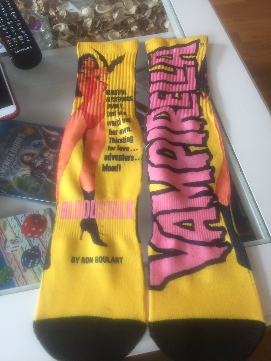 kenshiro_sama's tweet photo. Estrenar calcetines frikis no tiene precio...
Gracias @HarlockXXI #vampirela https://t.co/BrKPl7HqTU