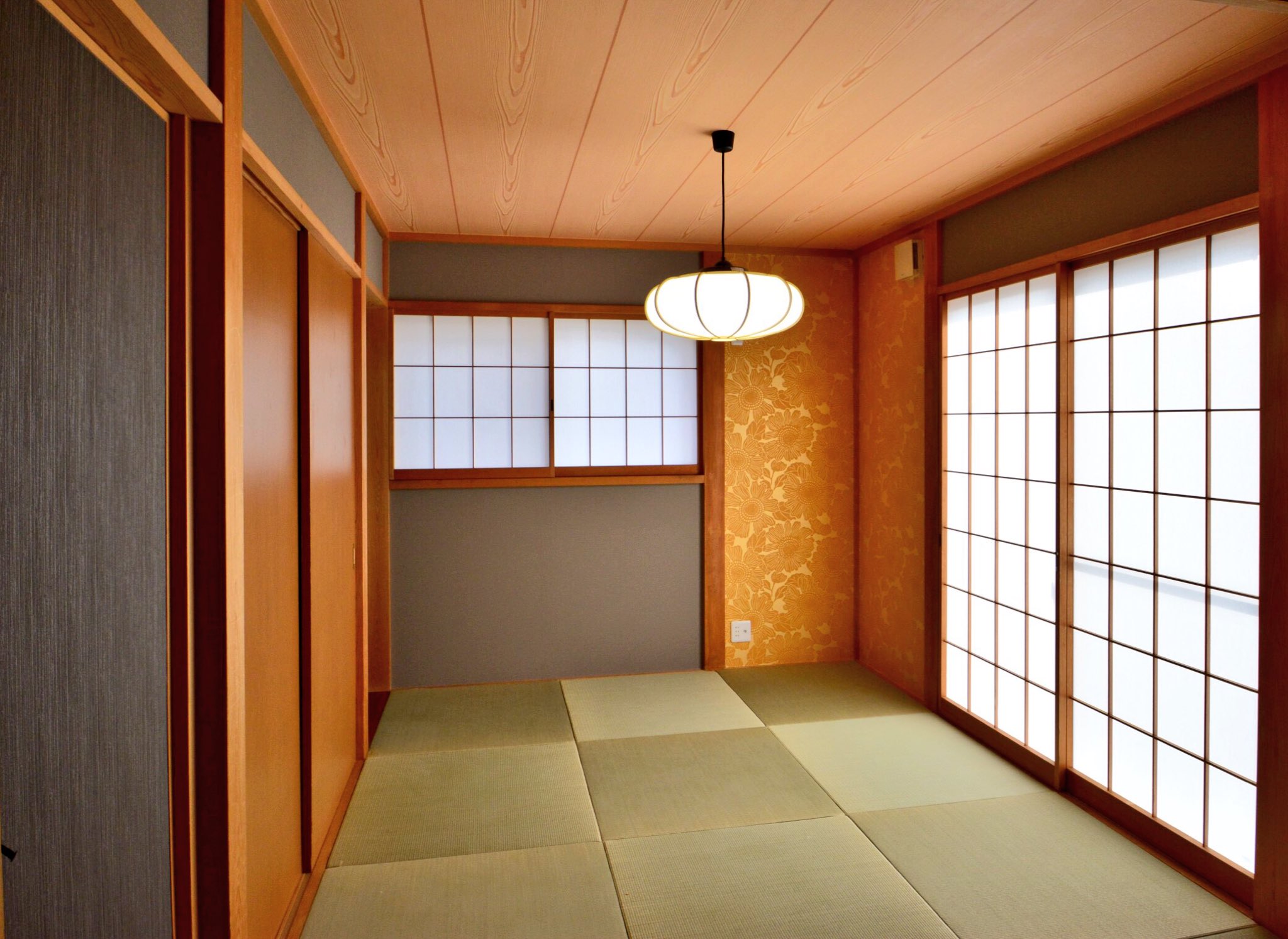 株式会社キュリア建築デザイン Twitterissa 和室のリフォーム 真壁を活用したアクセントクロスの張り分けで遊び心のある空間へ フチなし畳でモダンな雰囲気に リフォーム 和室 内装 株式会社キュリア建築デザイン Twitterissa 和室のリフォーム 真壁を活用したアクセントクロスの張り分けで遊び心のある空間へ フチなし畳でモダンな雰囲気に リフォーム 和室 内装