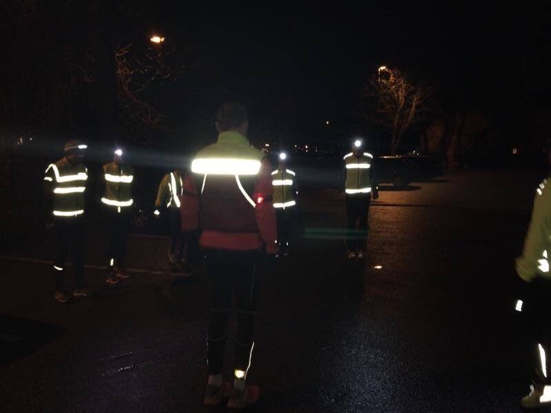 #reflectors and #safetylights are crucial in order to be visible in traffic during the dark hours! These runners got it covered 🚨