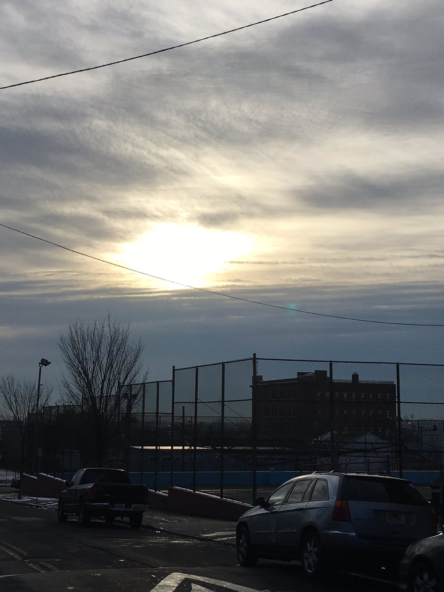 SJwritesLit's tweet photo. Catching the sun omw into work @netnarr #dda31 https://t.co/Io9rmBF97v