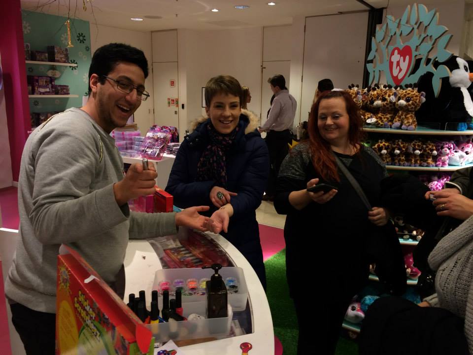 BuzzRetail's tweet image. Always Having a Smile while doing the #BUZZBLING and  have the customer walking away with a smile.