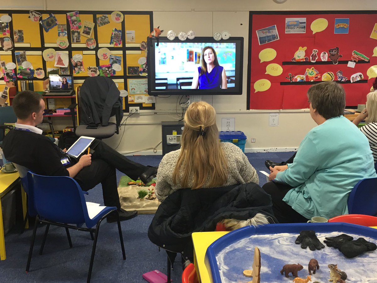 MarcWithersey's tweet photo. Sharing Dr @KristiMeeuwse 'Just Right' books at #NottinghamRTC tonight, training teachers to use @BookCreatorApp to make their own! https://t.co/A8FbUlvbSD