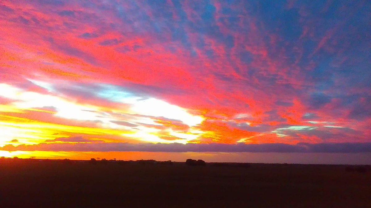 CClairebear56's tweet photo. #sunset #stormhour. Perfect night for cameras out . WoW https://t.co/F9F7UYpHHd