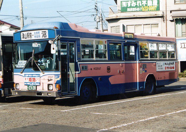 やんたけ No Twitter 今日の中鉄バス 旧塗装復刻記念その寿 社番8557 昭和60年式 P Rj172ba 中鉄津山 バスセンターにて この方向幕は今じゃ見られませんね ヨダレ掛けに上齋原発神戸行きと姫路行き高速バスの表示 時代考証ができるのでヨダレ掛けが付いていても撮っ