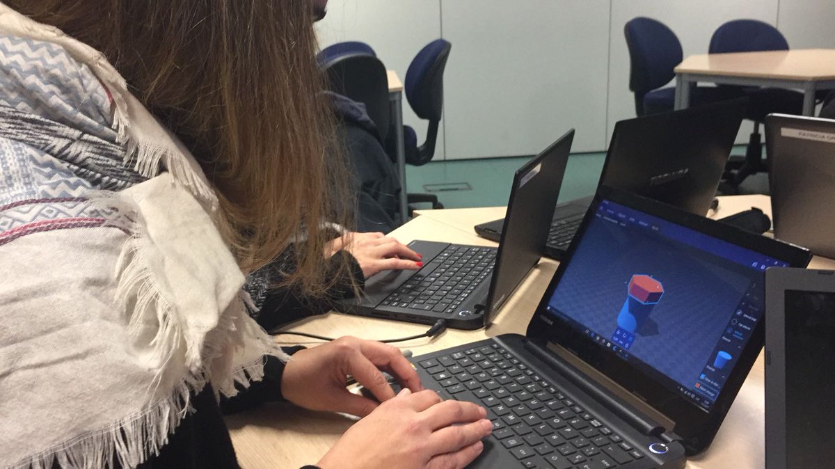 jesuitesinnova's tweet photo. Formació per docents #NEI per desenvolupar #culturamaker en els nostres centres @JesuitesEdu  @Lairisa3D #bcnsigma #3dprinter https://t.co/32u9AakPBh