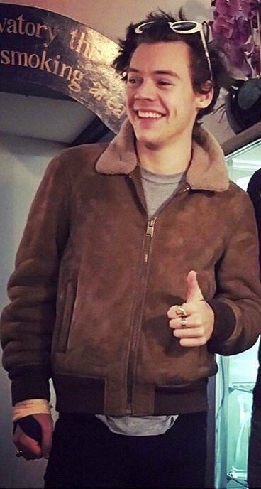 Bad_aunt's tweet photo. Claramente ele é o amor da minha vida 
HAPPY BDAY HARRY
#OneDBestFans https://t.co/h2nvchraI7