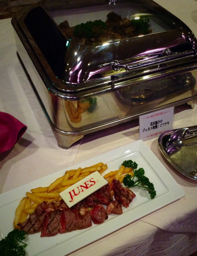 isocchi_la_al's tweet photo. 先日のペルソナ20thフェスの打ち上げでのお料理。コラボメニュー揃い踏みでした！コラボカフェで食べれなかった念願のテッソカレー！ペルソラアワード2の特典映像で苦しめられたアイツ！美味しいなてめー！ 
#PS倶楽部 https://t.co/VhRDlWCNuk