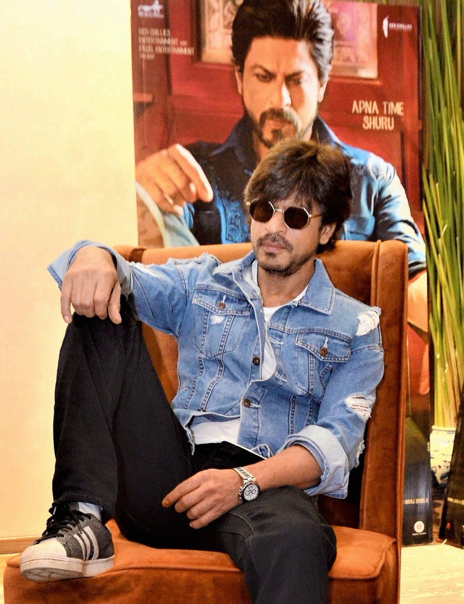 ShahRukhKhanFr's tweet photo. #RaeesPromotion in Ahmedabad - more pics here : https://t.co/2Xee6ad7Mg https://t.co/yY2C5MMX2Z