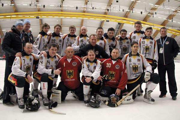 En av spelarna fyller 60 år efter VM – och de förlorar på straffar. Hängde med det ganska så otyska landslaget.
bandypuls.se/bandy/elitseri…