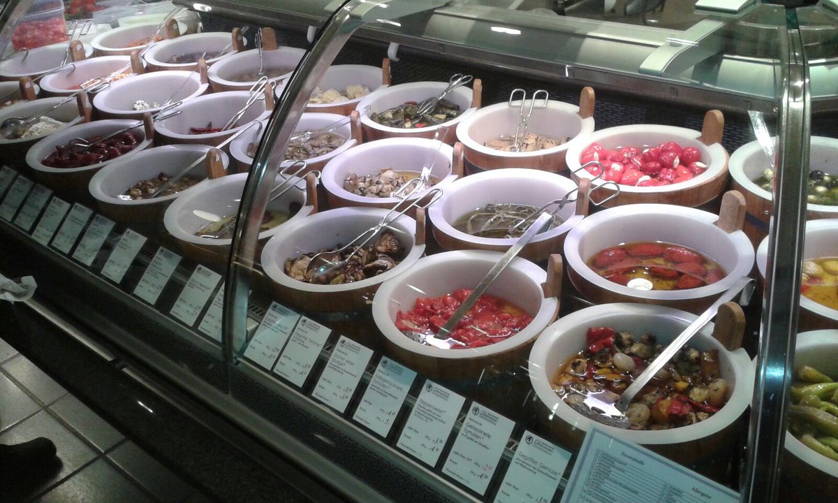 dgnfsp's tweet photo. Great displays on the gourmet floor at Ka De We dept store in Berlin #nfsp_uk https://t.co/vyWAWZY3Oj
