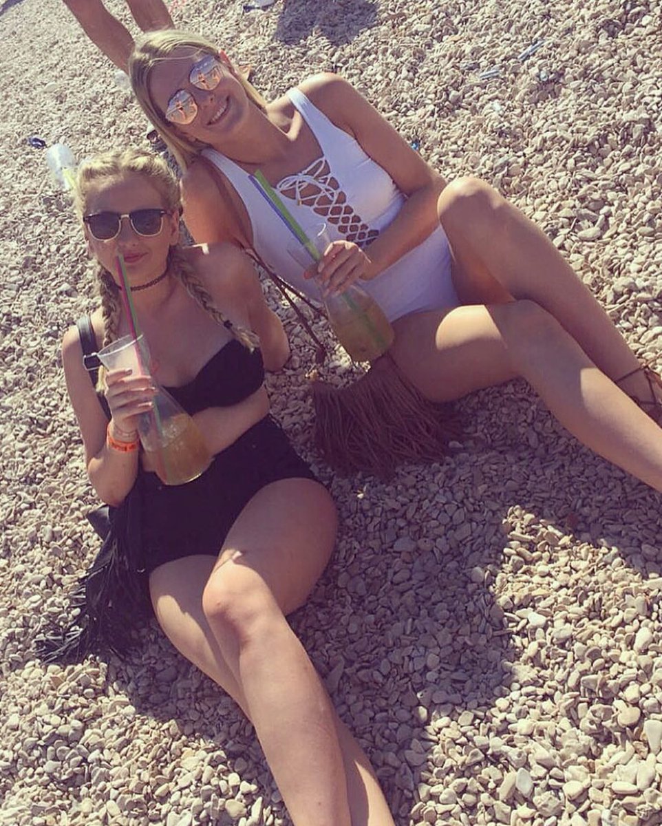 hannahdamarell's tweet photo. Oooh Miss Mullen @shaunalmullen happy birthday my little chicken👯💛😘😘 love you and missing you❤️️ https://t.co/LAS3vgWgjP