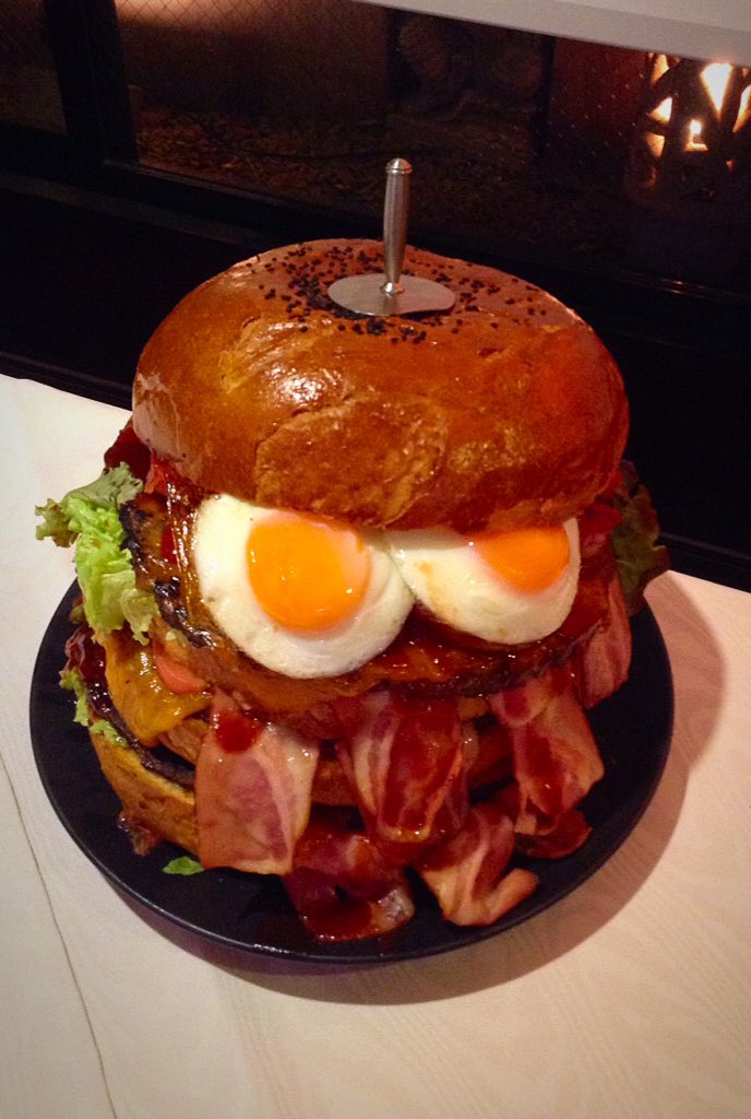 isocchi_la_al's tweet photo. 20thフェスの打ち上げのお料理その5。コメットバーガーの上をいくグラビティバーガーも特別に用意されていました。何かのキャラクターに見える…。
#PS��楽部 https://t.co/vLDSXOBrl1