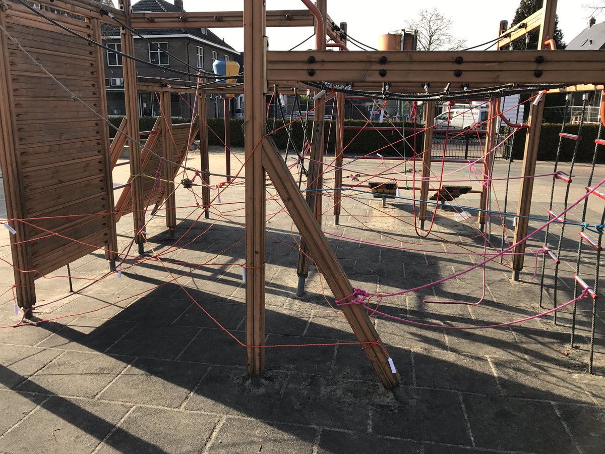 Michel_BW's tweet photo. Touwspelen tijdens naschoolse activiteiten #stjoris: springende kring - staartentik - touwtrekken en de supermega laserstralen! @BeweegWijs https://t.co/qNkcSoyOEU