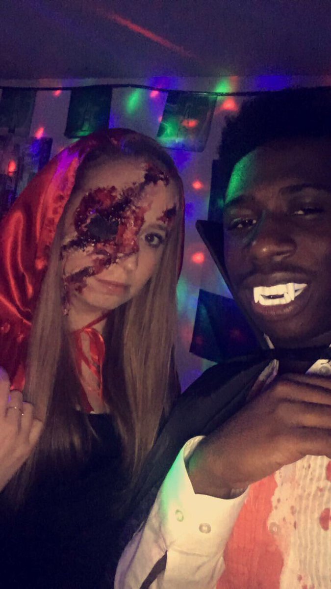 K_CarrRetro's tweet photo. Happy 21st birthday to a special princess, Alison 👸🏼! It's not a 21st if you remember it! #Blackout #DrunkPrincess https://t.co/EccQ9X3u61