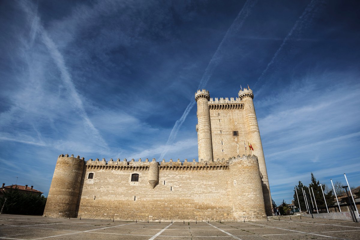 tierradequesos's tweet photo. Esta es el maravilloso espacio que va a acoger a #TierraDeQuesos2017. El Castillo de Fuensaldaña @AytoFuensaldana https://t.co/XOca1plgJi https://t.co/McVRDAkRCV