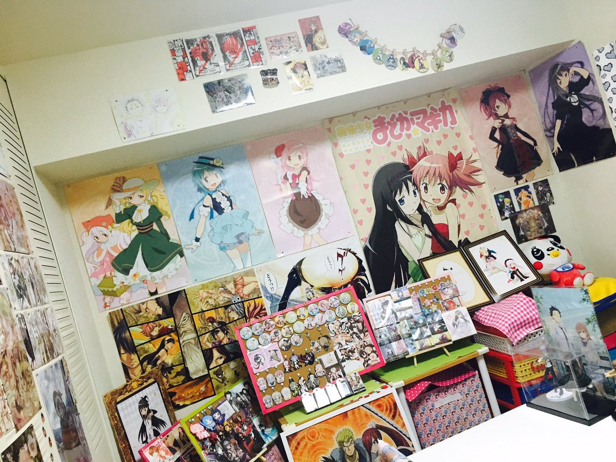 ちぇり 垢消しします 部屋少しだけ変えたー٩ ˊᗜˋ و ポスターはそのままで 女の子っぽい部屋にしたかったんだけど アニメっぽい部屋になっちゃったんだよね 笑 この部屋に友達連れてこれない 魔法少女育成計画が好きなので グッズ