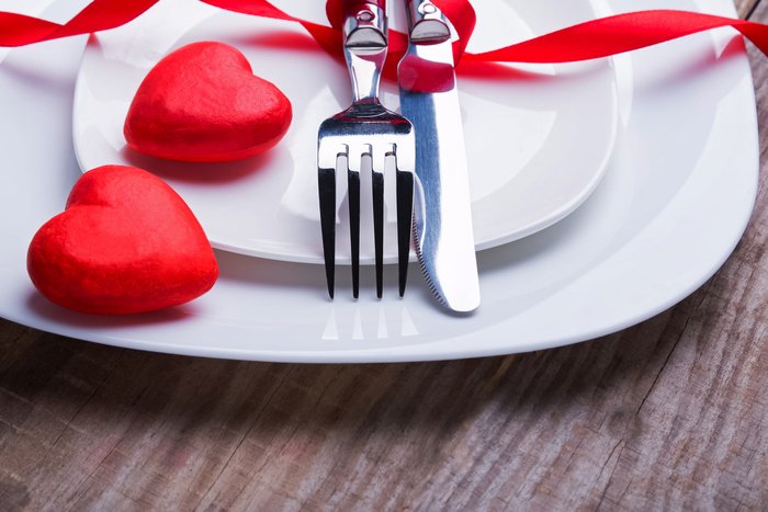 Valpak's tweet image. Be the #restaurant their hearts beat for on #ValentinesDay. #marketing #tips @Valpak  ow.ly/sd2L308pZMo