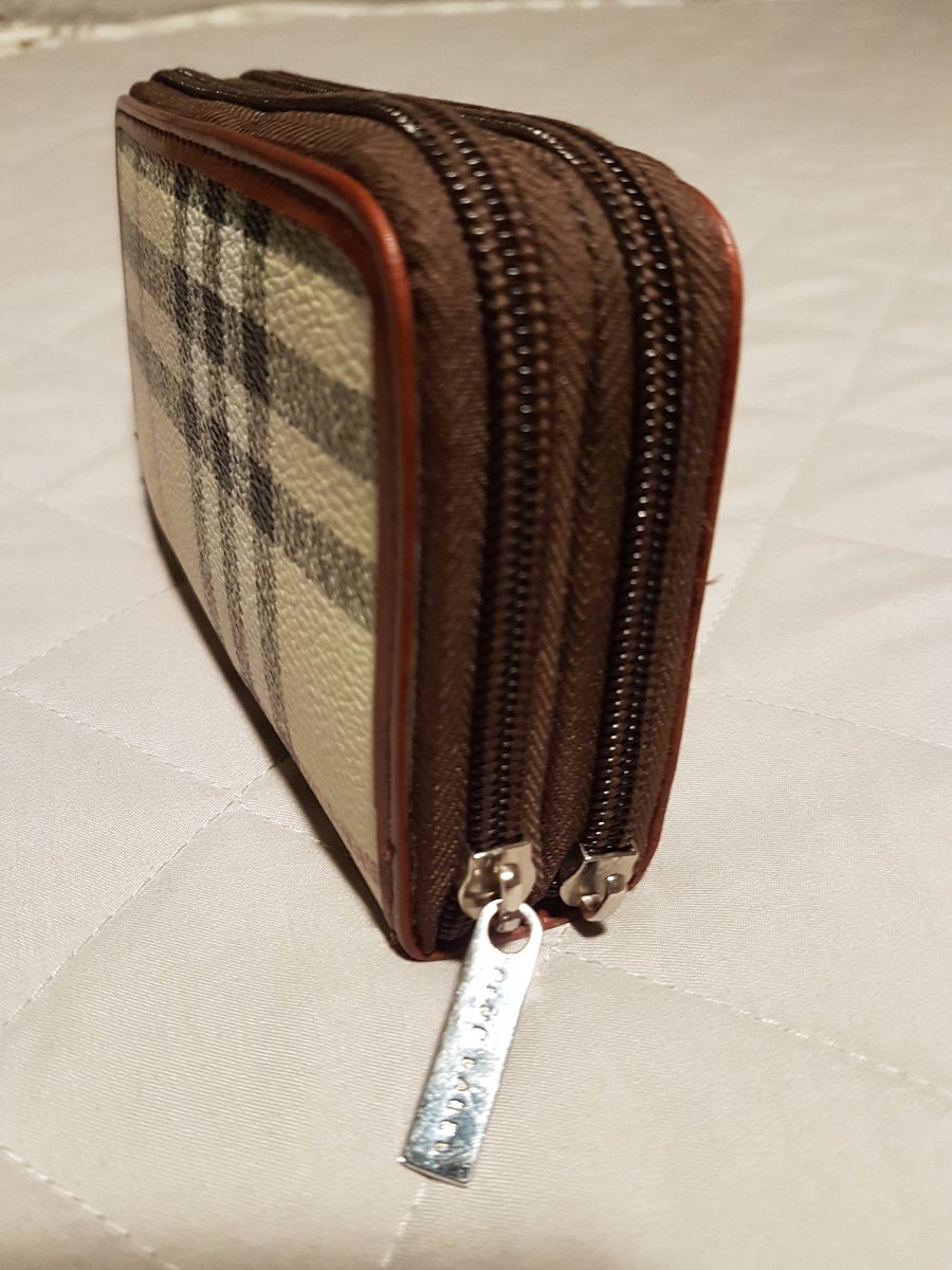 burberry zipper pull