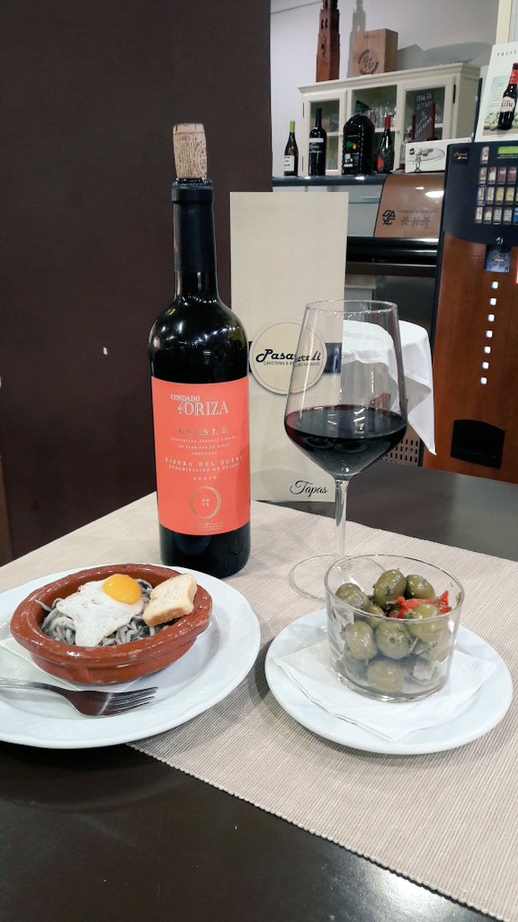 De pasarelis maneras! Disfrutemos de este primer miércoles de febrero con una copita de vino #detapeo #pasarileando #vinos #holaFebrero