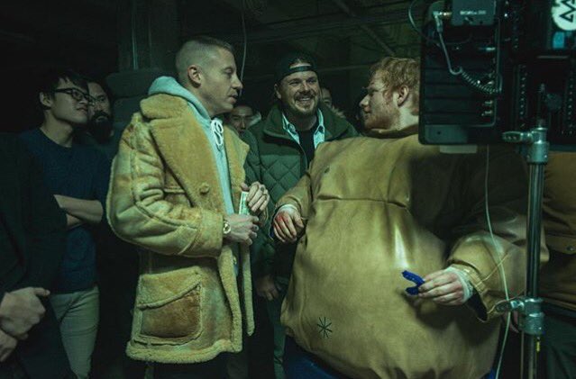 FansSpEdSheeran's tweet photo. Info: Macklemore aparece en #shapeofyouvideo ๐ https://t.co/uMZ7zQpuZz