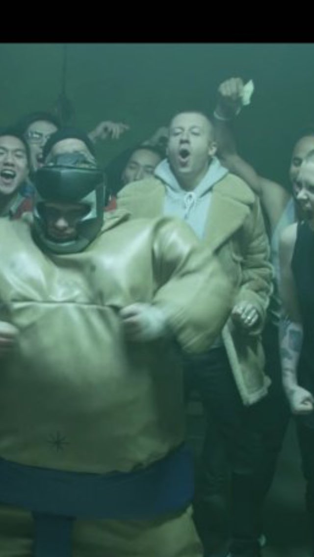 FansSpEdSheeran's tweet photo. Info: Macklemore aparece en #shapeofyouvideo ๐ https://t.co/uMZ7zQpuZz
