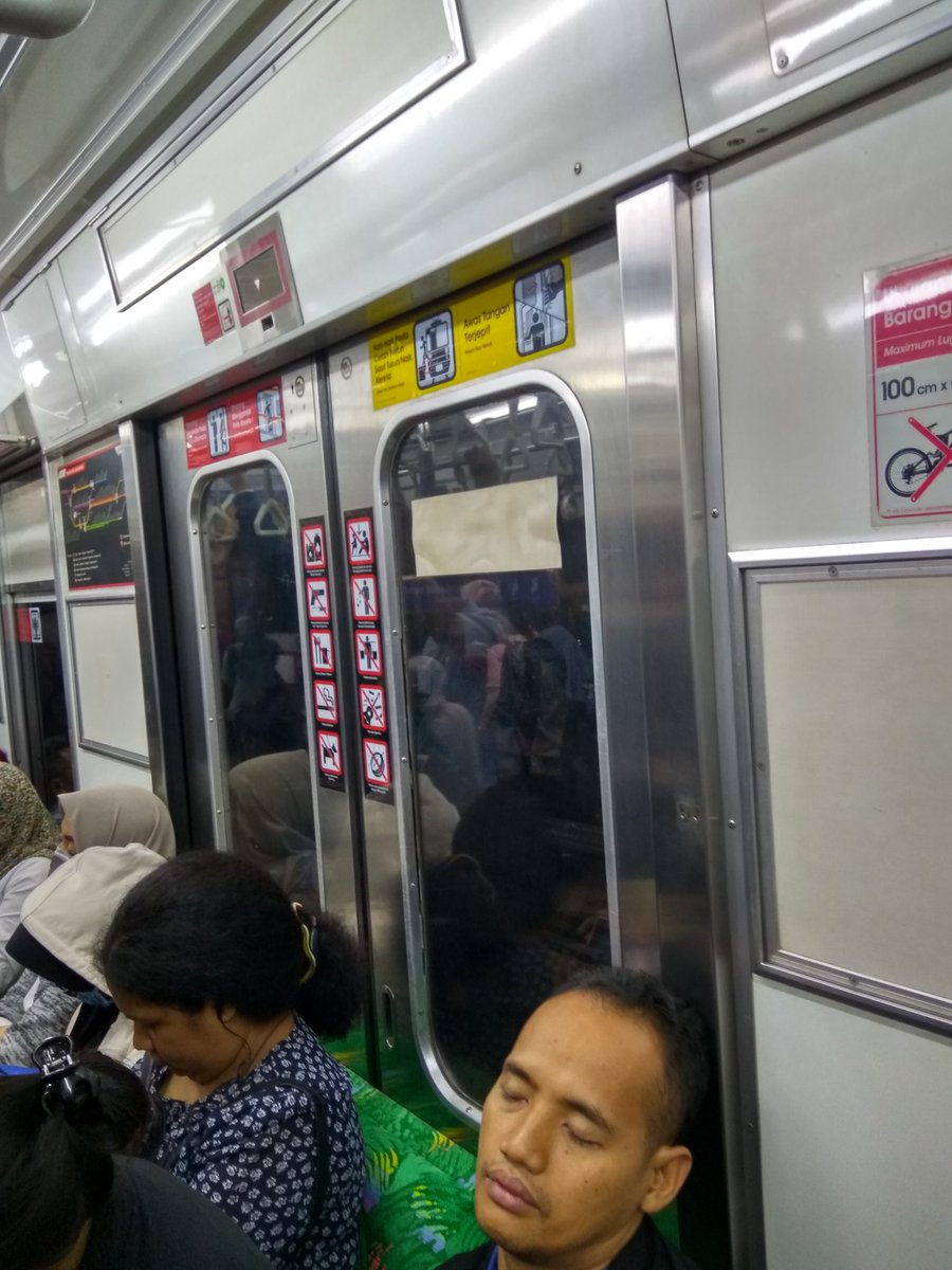 Mohon penjelasannya, kalo ada penumpang yg udah nunggu Dr luar pintu gimana? Kan gak keliatan kalo Dr luar. <a href="/CommuterLine/">KAI Commuter</a> cc <a href="/krlmania/">Roker KRLmania</a>