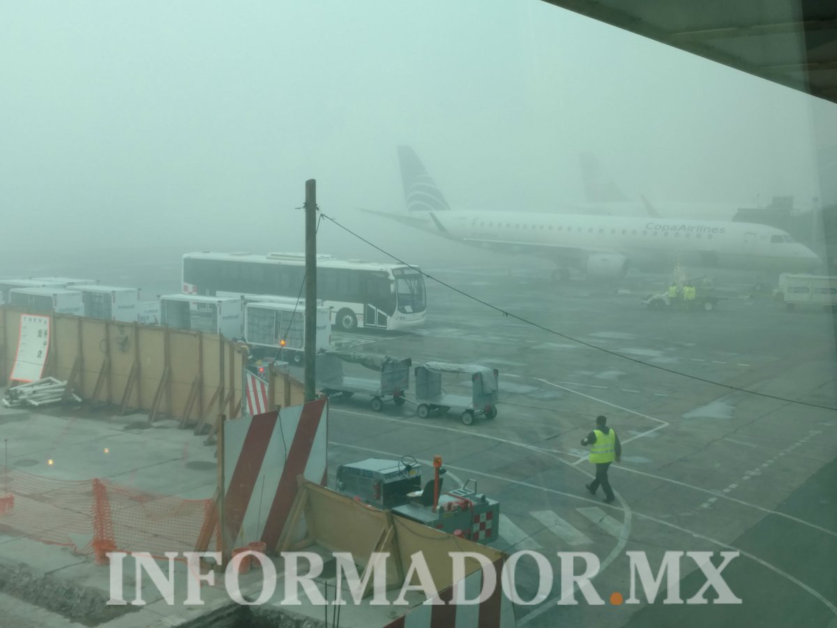 informador's tweet photo. FOTO: Vuelos han sido retrasados al menos 3 horas por la densa niebla en el aeropuerto de Guadalajara. https://t.co/Brx1g3J6qd