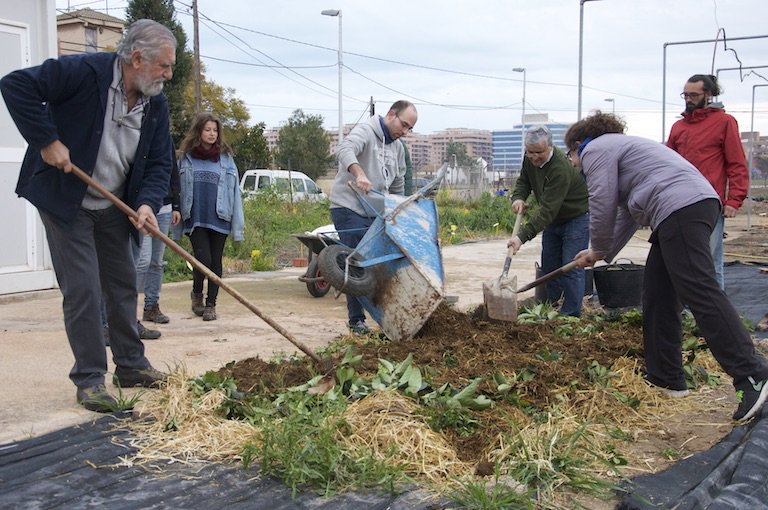 ONGD_CERAI's tweet photo. Así fue la clase práctica de compostaje del V Curso de Agroecología de Valencia. Crónica de @Perinquiets Valencia https://t.co/mpMEFtWU7w https://t.co/kWpeconrCF
