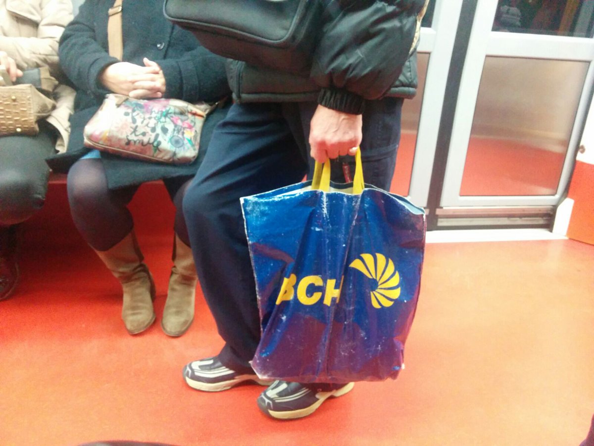 arqueobrandera's tweet photo. Un celiaco anónimo me envía esta foto que acaba de tomar en el metro https://t.co/IuvKNBrVhA