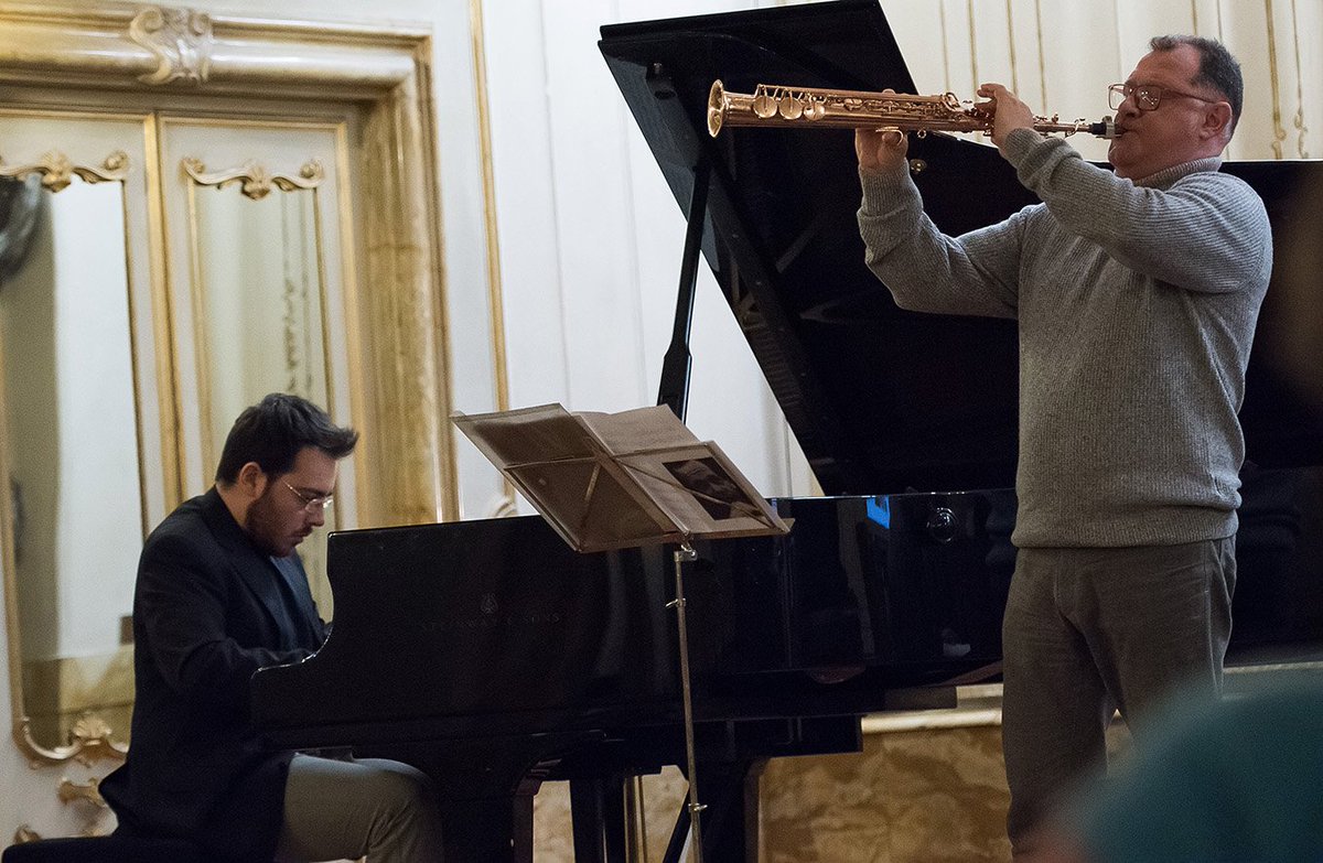 <a href="/Chigiana/">Chigiana</a> 2016 - Siena, Palazzo Chigi Saracini
Me with the master #robertoottaviano (soprano saxophone)
ph. Roberto Di Testi