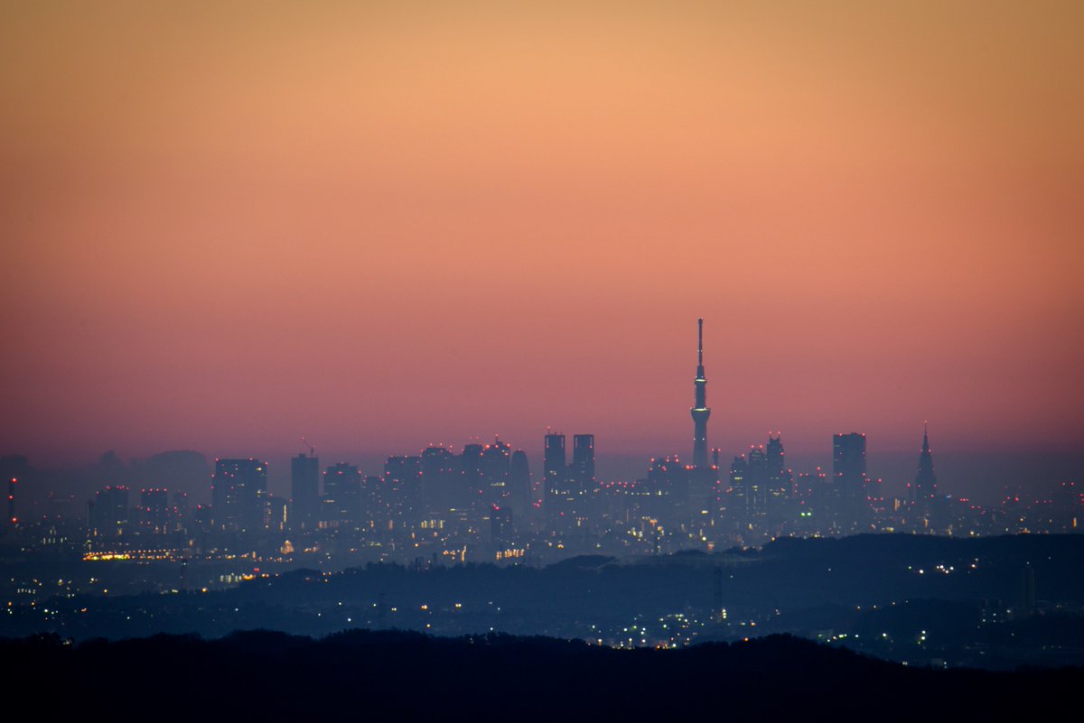 なべ 東京のシンボル 東京タワーとスカイツリーの朝焼けになります なかなか面白い絵になったので個人的には満足してます 直線 距離で約50km スカイツリーより 離れた撮影でした