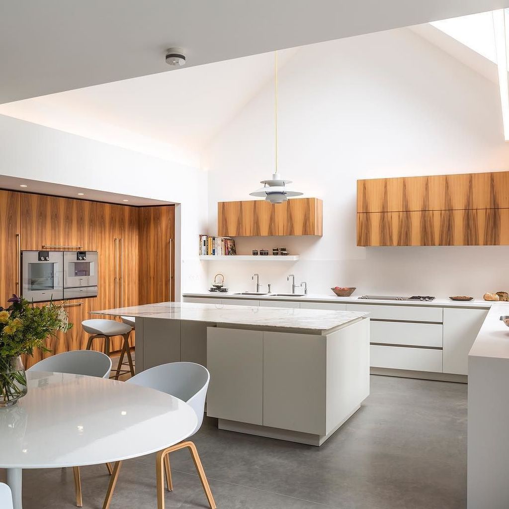 roundhouse_dsgn's tweet image. So beautiful, bookmatched vertical Applewood veneer #roundhousedesign #kitchendesign #besp… ift.tt/2jvD26n