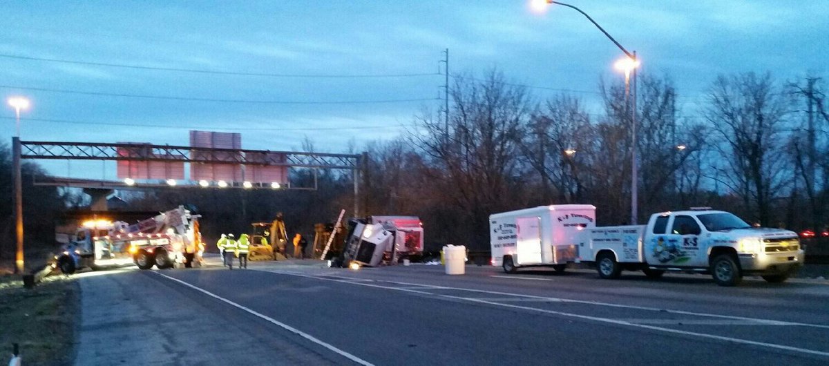 WoodlynFire67's tweet photo. https://t.co/YRCHpnGxMW Rescue67 handled this overturned T/T this morning on 476. @911Delco on scene still trying to get the roadway opened. https://t.co/dwEOjQ0AgT