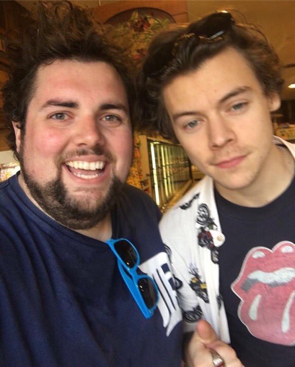 HStyles_Update's tweet photo. Harry with a fan recently in LA https://t.co/Wr0SKdONx1