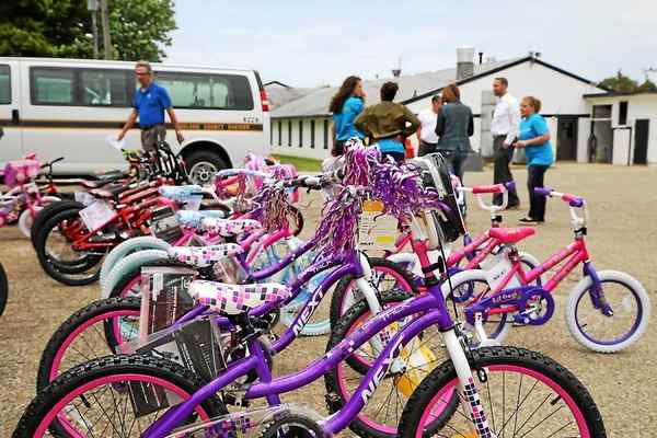 TheOaklandPress's tweet photo. #SheriffsOffice accepting over 30 bikes for #RecycleforKids program https://t.co/u7IZHMuv1s https://t.co/CrEioMP6c7