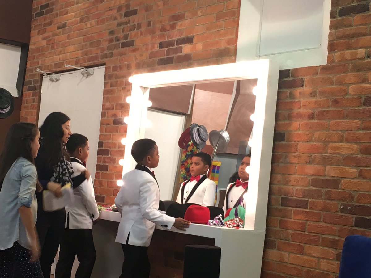 On set @grandeschicmx #GrandesChicosMx #LBS #twins