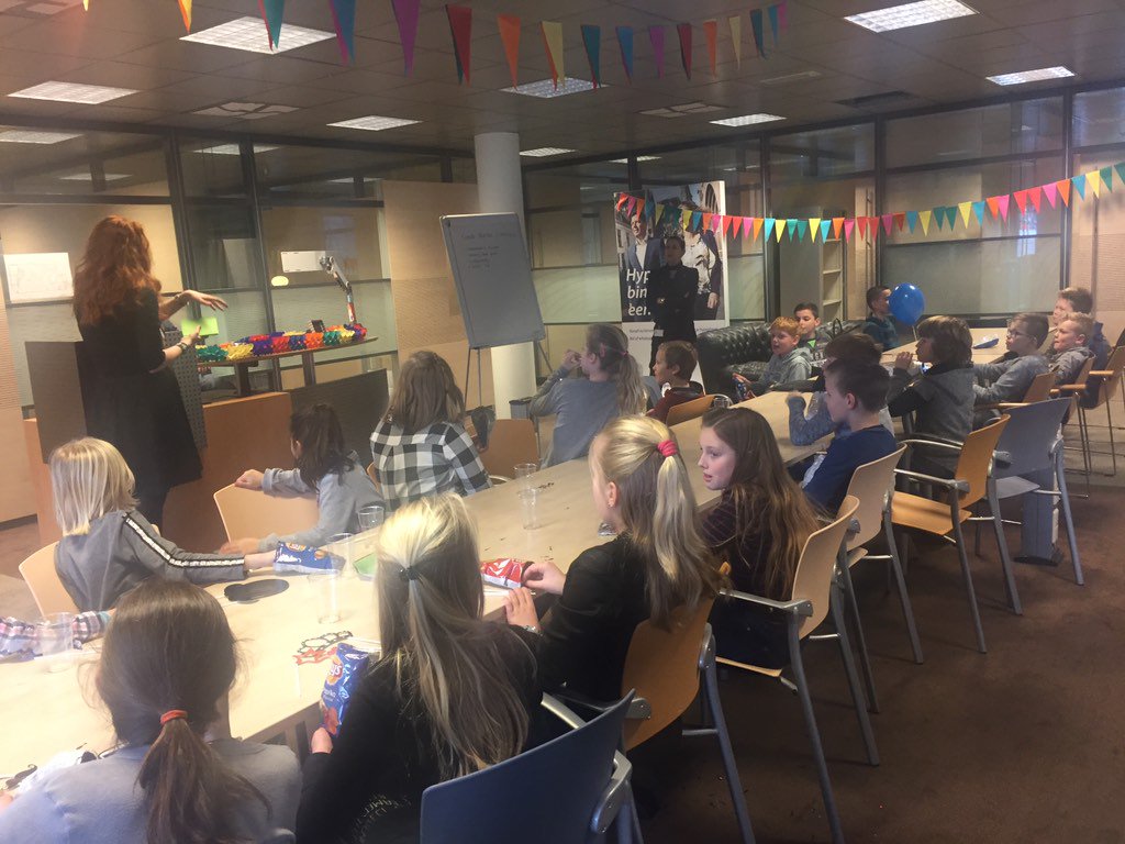 bortkoelewijn's tweet photo. Met Luc Menger(dir voor 1 dag) en @AlexandervdK vernieuwde Rabobank #Kampen geopend!Ll verdeelden €500 
goede doelen https://t.co/YMqM2n0PyN