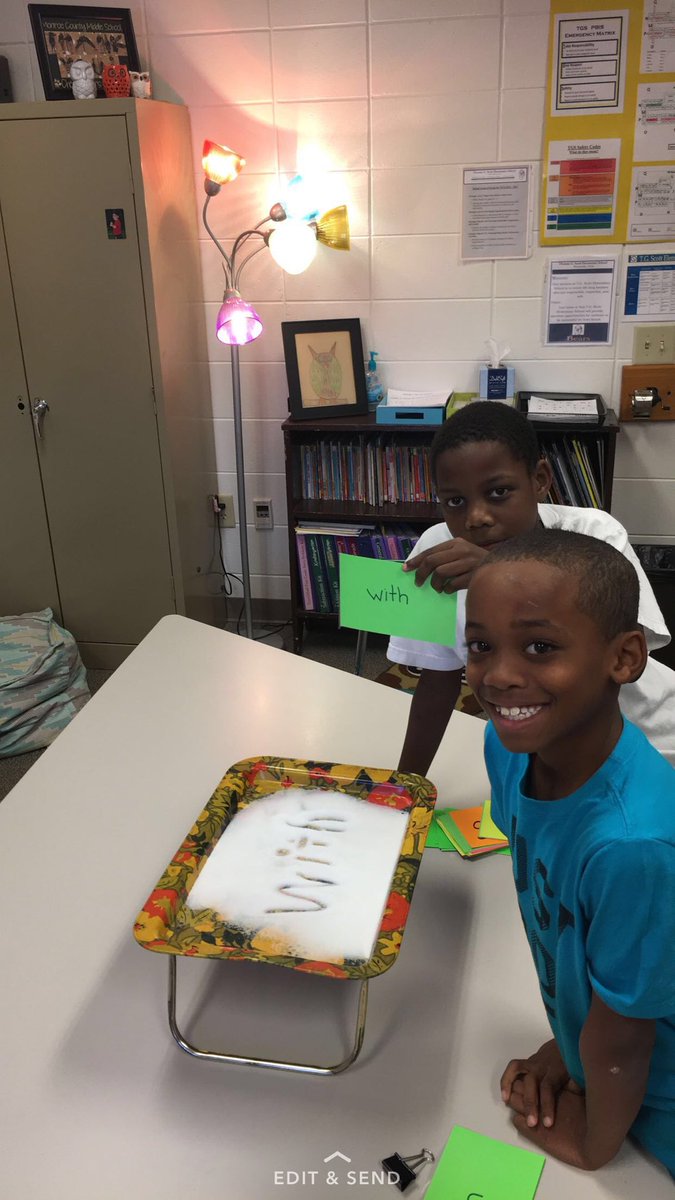 mpcteamcheer's tweet photo. Working on sight words using salt! @monroe_schools @TGScottElem https://t.co/P57LvGLpB7