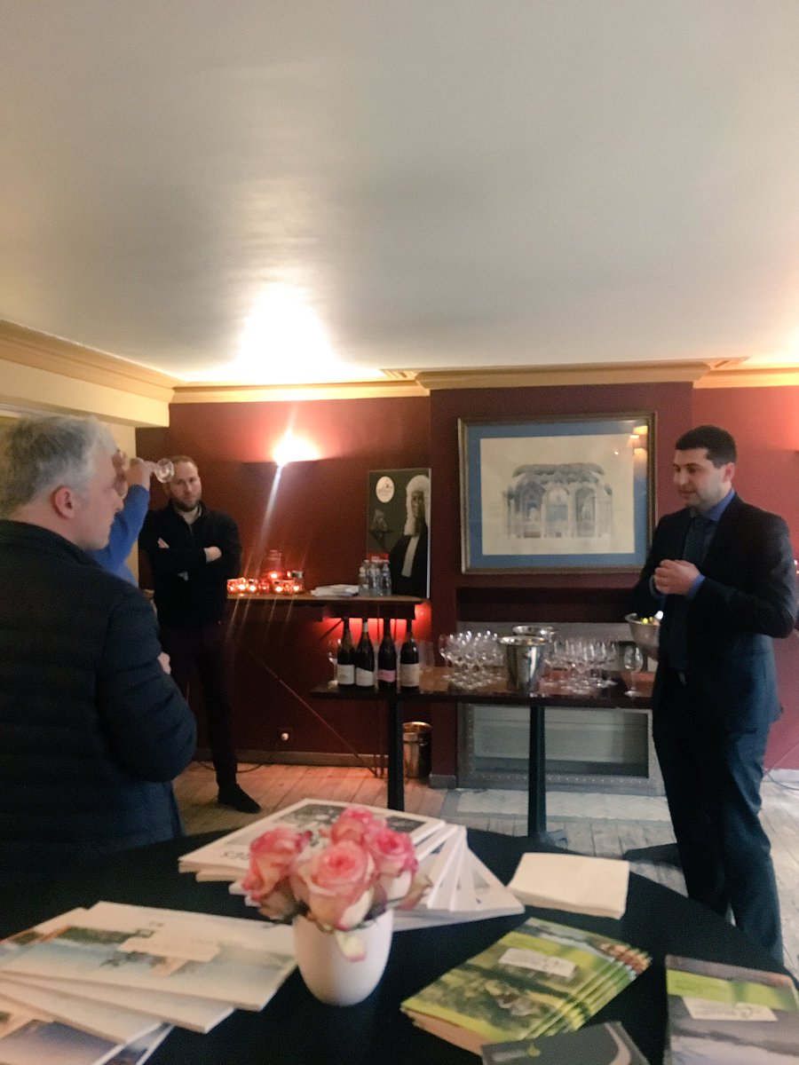 Destination71's tweet photo. Arnaud Durix, Psdt de Destination Saône &amp; Loire présente les atouts de notre département aux journalistes présents ! #Bruxelles #tourisme https://t.co/KWNnWoQ8vb