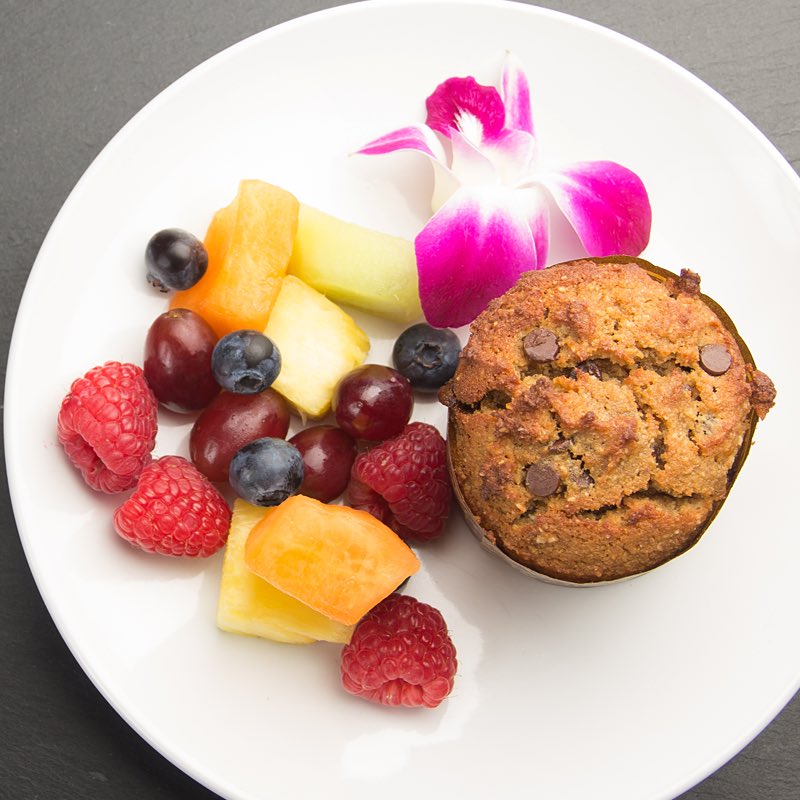 DeliverLean's tweet photo. HAPPY FEBRUARY! Cheers to our favorite #breakfast! Our Chunky Monkey #Muffin with Fresh Fruit Salad. #DeliverLean https://t.co/lQXDe6WfTQ