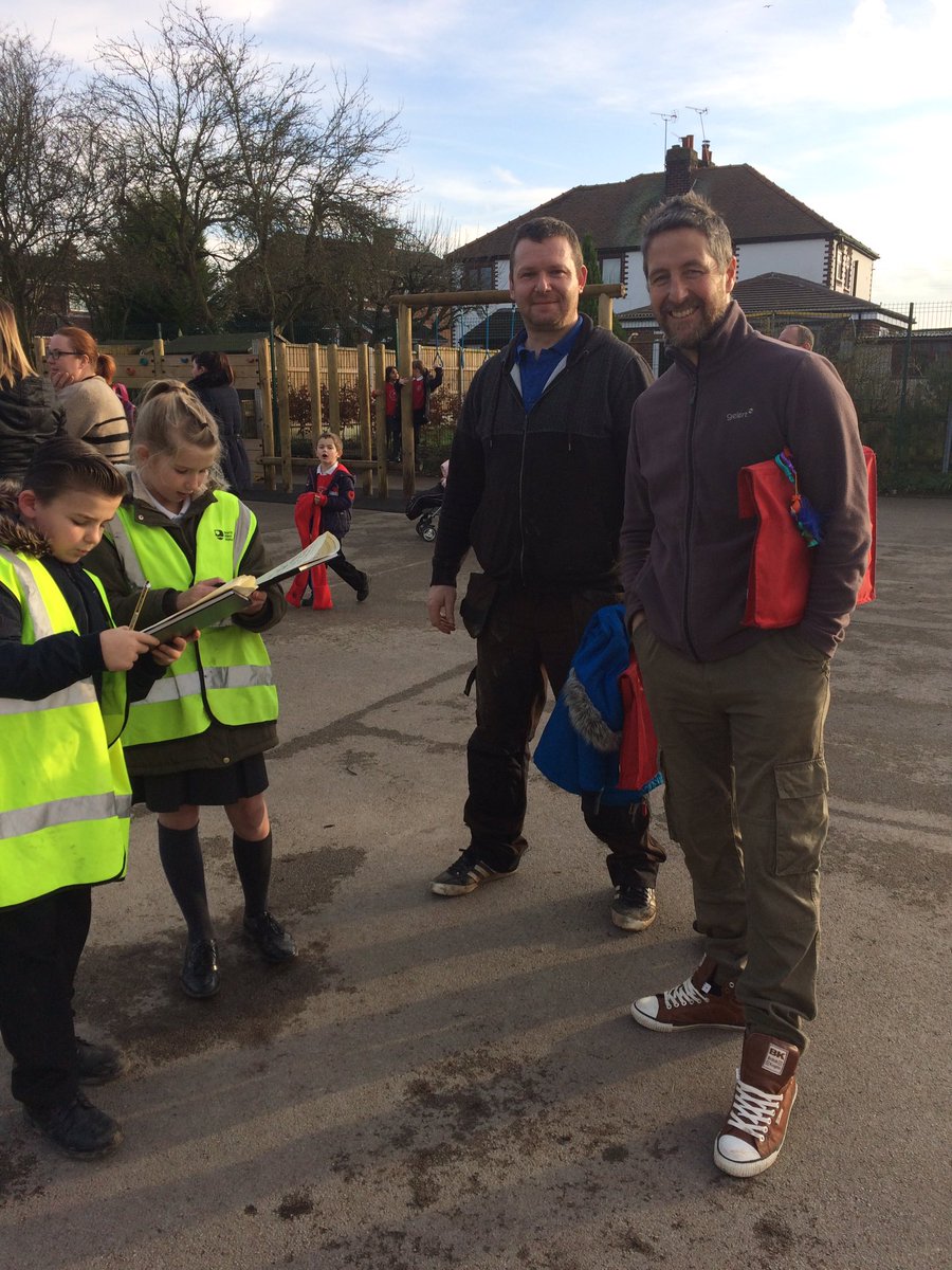 HMillSchool's tweet photo. Junior Safety Officers 👮 are asking our parents about the traffic outside school. https://t.co/lXnJBY8G9C