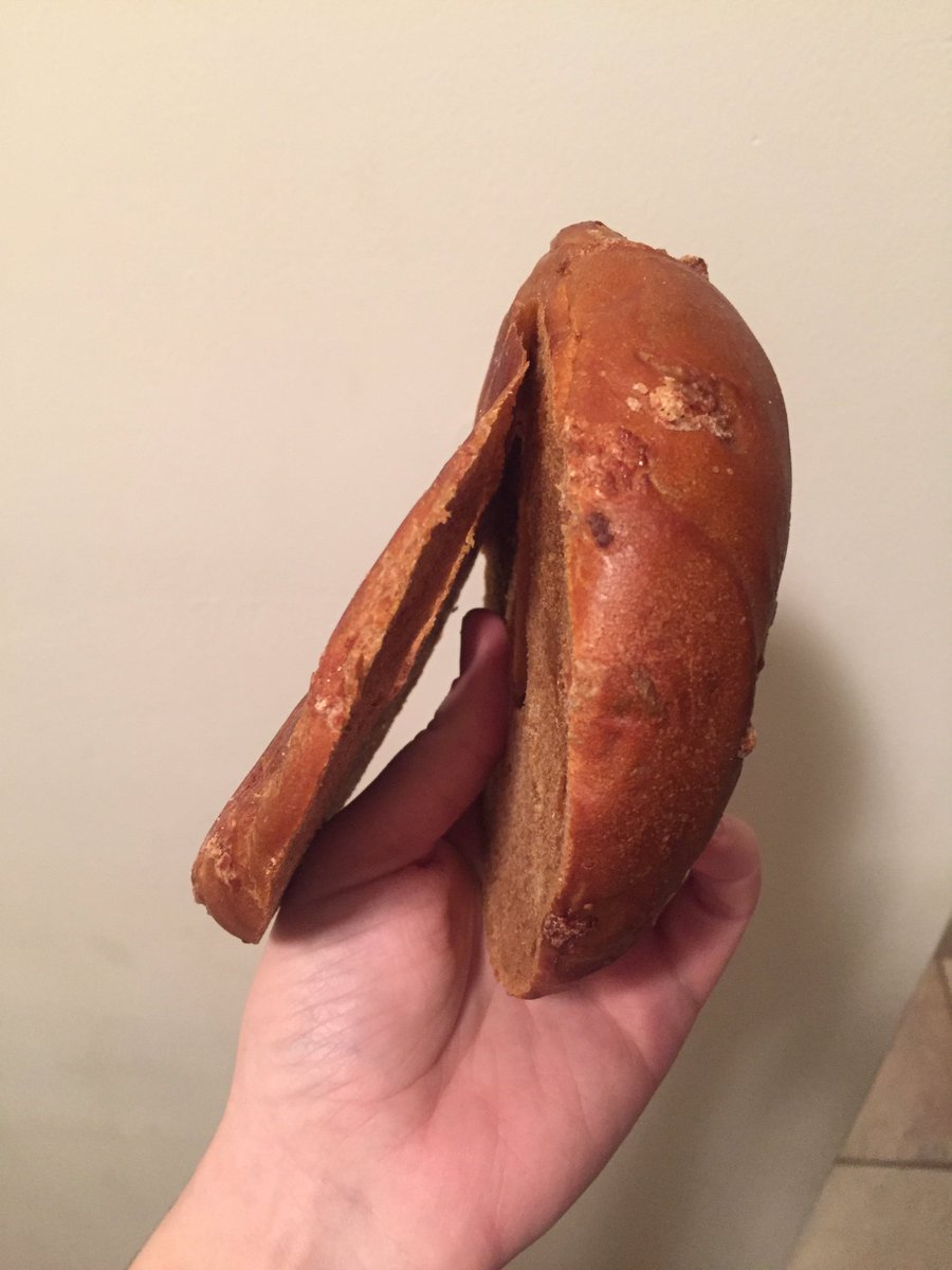 ChelseaRoseMoor's tweet photo. Hey @panerabread, I ordered a sliced bagel to go, and when I got home saw this was their definition of sliced. https://t.co/ggLdMv7RUA